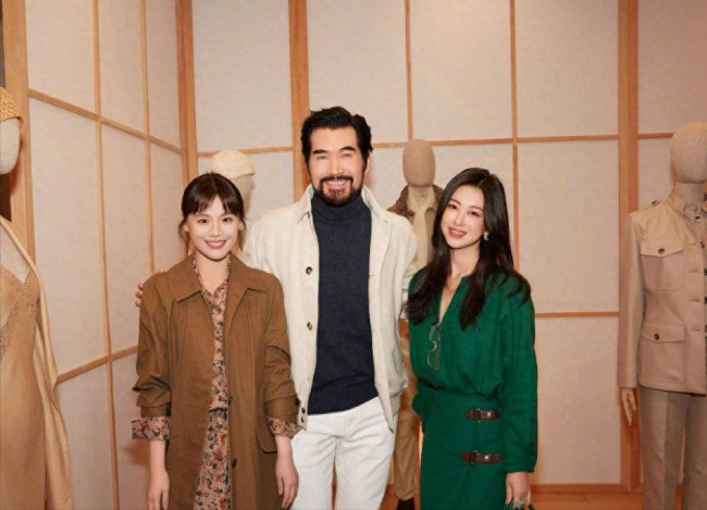 米兰时装周偶遇费翔，瞬间化身小迷妹，礼貌询问能否合影！