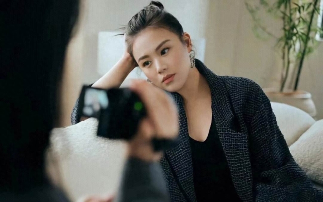 米兰时装周偶遇费翔，瞬间化身小迷妹，礼貌询问能否合影！