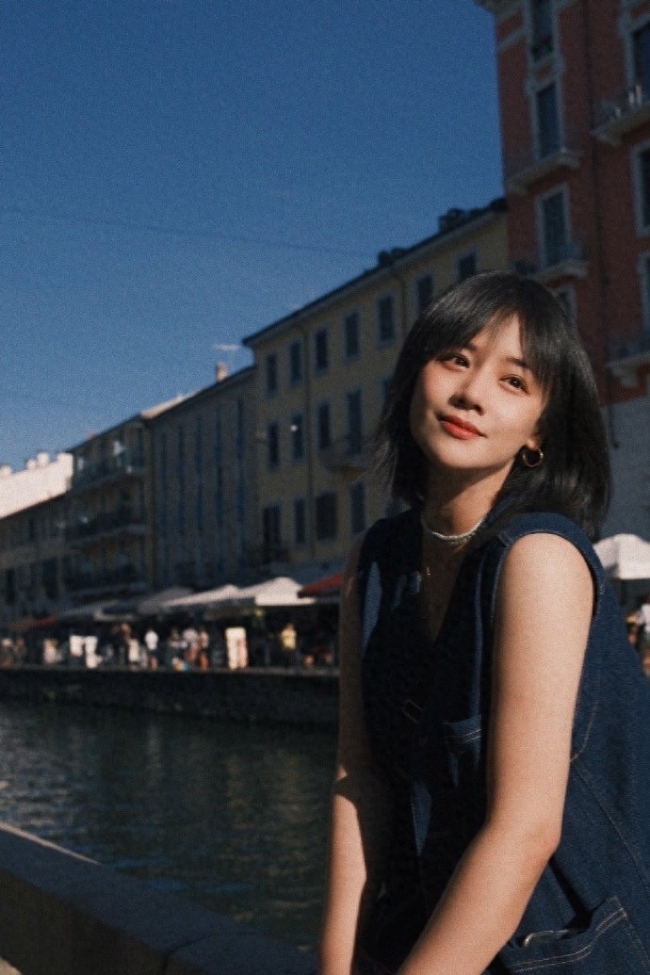 米兰时装周偶遇费翔，瞬间化身小迷妹，礼貌询问能否合影！