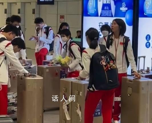 背了一堆小乌龟的全红婵相当显眼 全红婵身上带了几只小乌龟你能数清吗