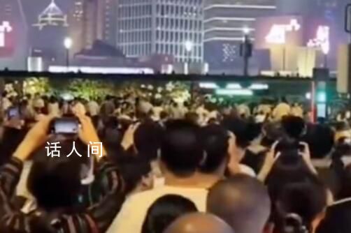 假期人山人海:外滩放眼望去人人人 呈现出一片热闹非凡的景象