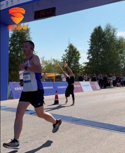 赛场显眼包 男子马拉松终点前倒立：结果被反超