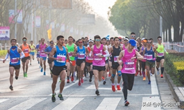 赛场显眼包 男子马拉松终点前倒立：结果被反超