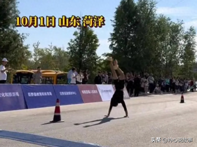 赛场显眼包 男子马拉松终点前倒立：结果被反超