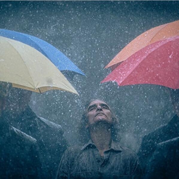电影《小丑2》发布全新剧照,主角站在雨中翩翩起舞