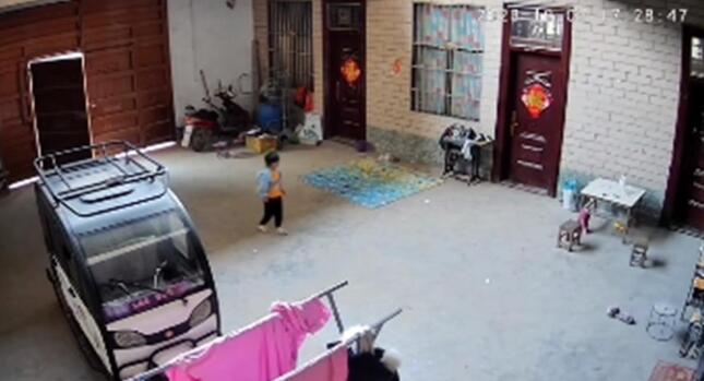 女儿一遍遍喊妈妈女子看后连夜赶回