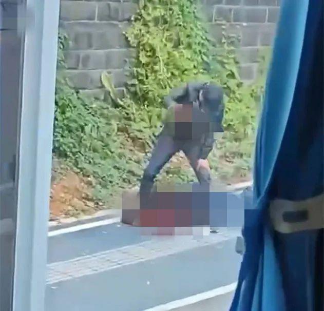 网传一男子当街锤人致死 警方回应