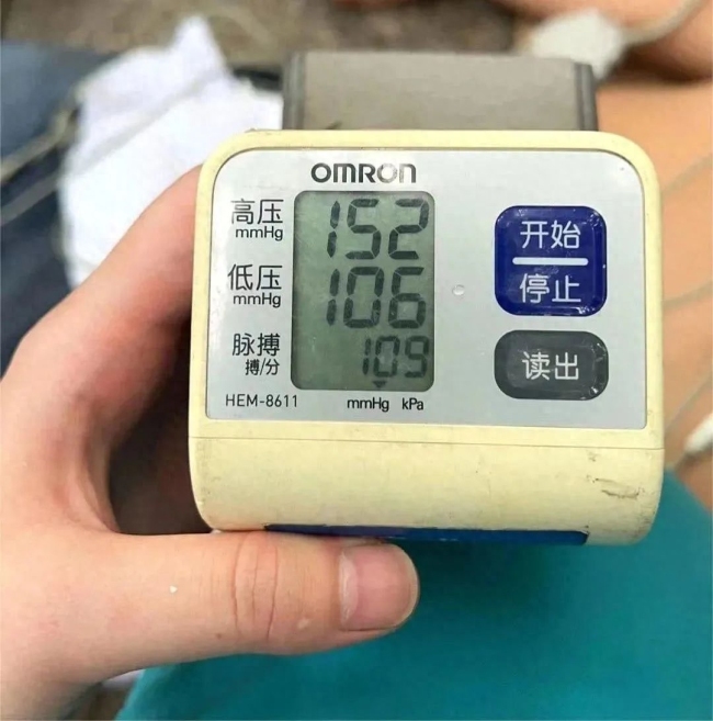 医护紧急爬山2300米救下心梗游客 致敬！