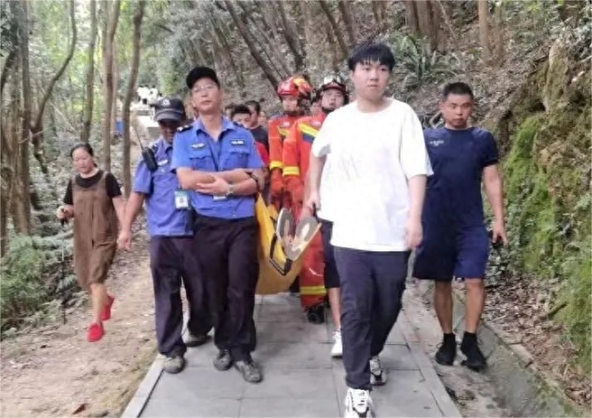 医护紧急爬山2300米救下心梗游客 致敬！