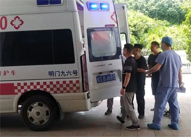 医护紧急爬山2300米救下心梗游客 致敬！