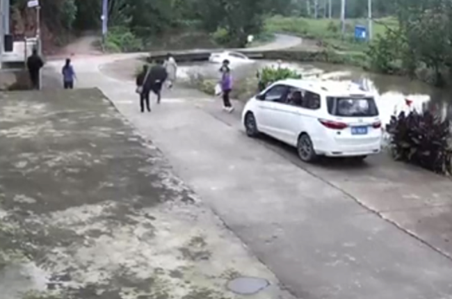 男子小道驾车拐弯时落水，幸得路边群众合力相救！救人者：当时幸好我们几个年轻人在