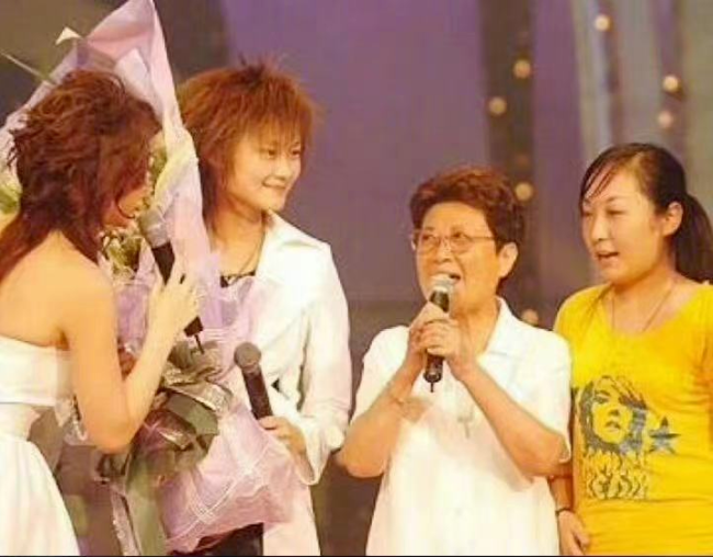 老年粉丝夏奶奶去世 李宇春赶赴上海为其送行