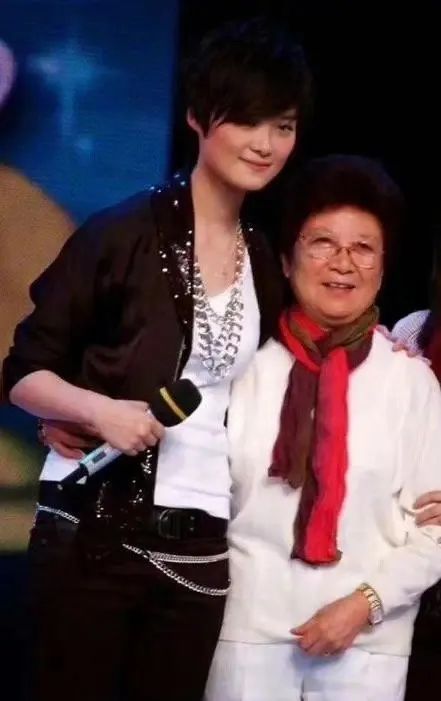 老年粉丝夏奶奶去世 李宇春赶赴上海为其送行