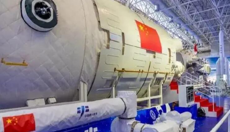 神舟十七号船箭组合体转运至发射区 计划近日择机实施发射