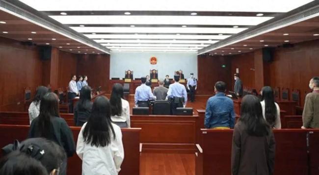 男子在瑞金医院持刀捅刺15人，构成故意杀人罪一审被判死刑