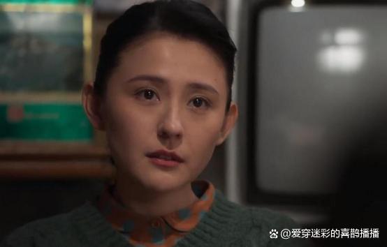 热依扎带三岁小女儿探班，抱娃姿势熟练笑得超开心