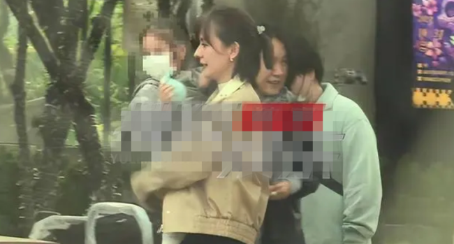 热依扎带三岁小女儿探班，抱娃姿势熟练笑得超开心