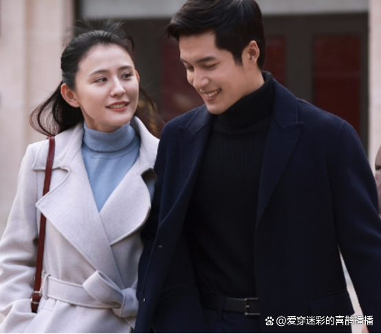 热依扎带三岁小女儿探班，抱娃姿势熟练笑得超开心
