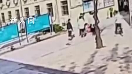 学校回应&ldquo;老师学生围殴一女生&rdquo; 该学生素质太差辱骂老师在先