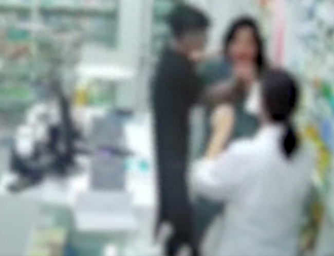 男子在药店暴打女子 警方：两人是情侣，已对男子依法拘留