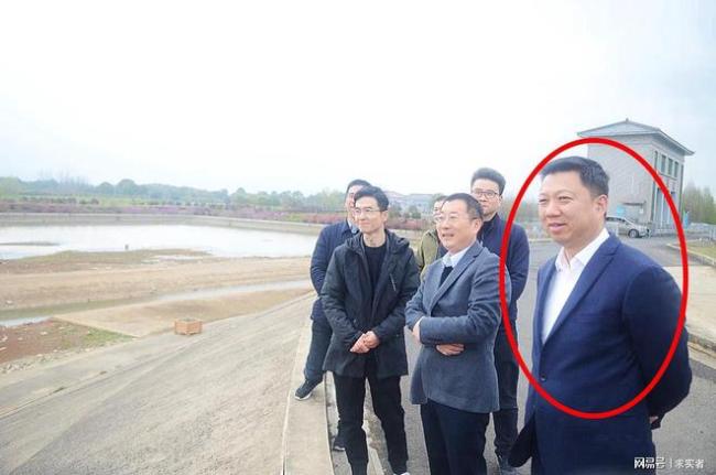 被举报与同事暧昧官员上月曾公开露面 女主角升官，照片流出