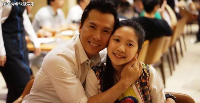 张艺谋儿子甄子丹女儿 巴黎名媛舞会 让人们感叹基因的强大值得期待 