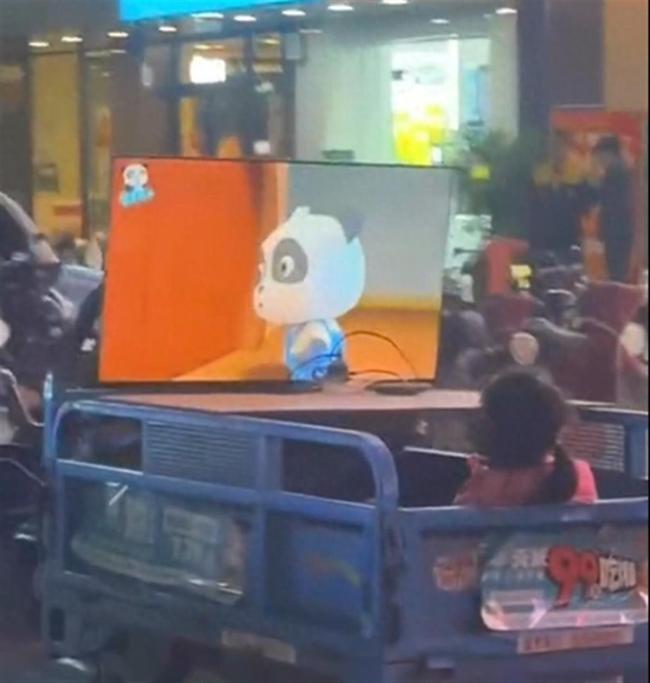 女孩坐在三轮车上看电视 网友感慨&ldquo;这也太宠溺了&rdquo;