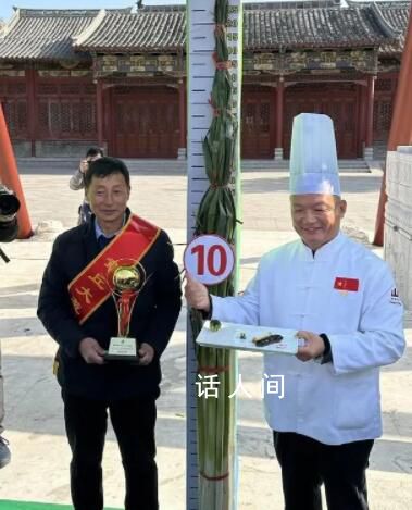 山东章丘2.586米大葱破世界纪录 荣获2023年葱王