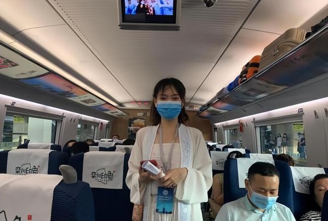 打工人流行周末坐高铁回血 商务座成新的打卡景点