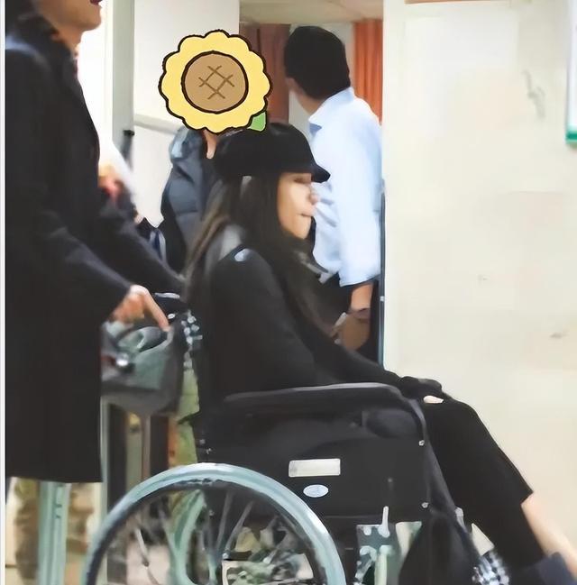 萧亚轩蹲下起身好费劲 被粉丝质疑现场假唱