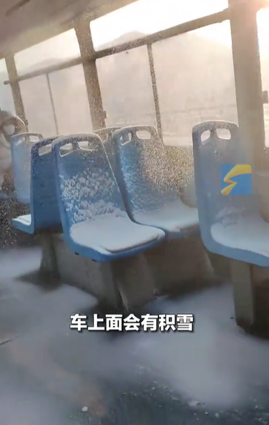 东北公交车内下雪乘客淡定乘坐 座位上、乘客身上满是雪