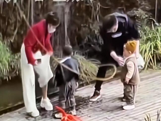 孩子被推入水中妈妈迅速捞出 ，幸好自己眼疾手快一把将孩子捞起，但还是十分后怕