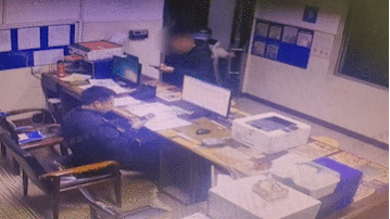 &ldquo;头盔哥&rdquo;为甘肃地震捐款 到派出所丢下钱就走