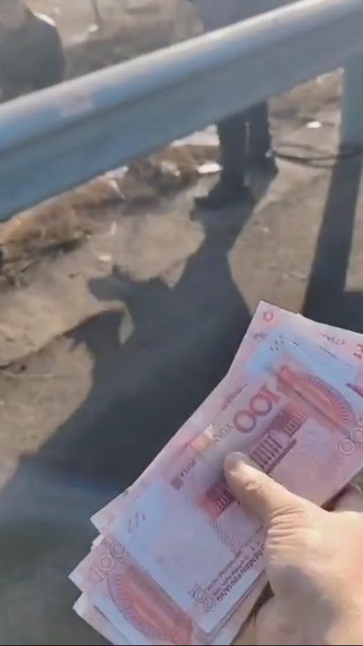 两车相撞几十万现金散落一地 现场十几人帮忙捡拾