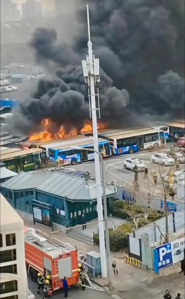 青岛一停车场内八辆报废公交车被烧毁