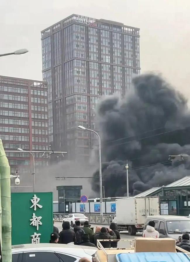 青岛一停车场内八辆报废公交车被烧毁