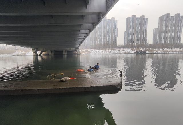 夫妻吵架, 一男子跳河轻生! 幸得民警营救