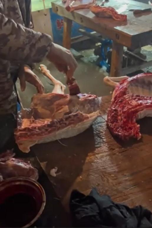 冒充鲜羊肉？菜市场商户给羊肉上色售卖 市监局：该行为涉嫌欺诈