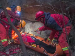 北京一女驴友翻野山失足坠崖 消防紧急救援