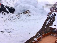 第一视角看雪崩吞没山谷 高海拔无人区惊险一幕