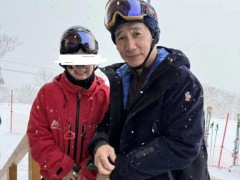 终于找到62岁梁朝伟日本滑雪被偶遇 单板技术获赞