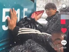 终于了解路上积雪公交车趴窝 众人合力推车 温暖一幕感动全城