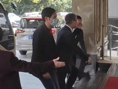 [快讯]雷军与武大同学拍合照 一起比OK 樱花季校友重聚