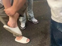 [快讯]男子拖鞋藏手机偷拍女生裙底 热心小哥挺身而出