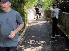 62岁梁朝伟被偶遇 头发花白小腹凸起 何尝不是另一种巨星风范?（图）