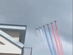 [快讯]红场阅兵空中彩排现俄国旗三色彩烟 胜利日庆典预热
