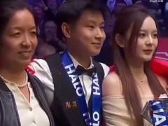 赵心童邀请女朋友上台！！（图）