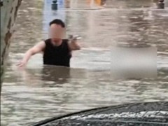 [快讯]武大校门被淹一米深 校方回应 地势低洼积水严重