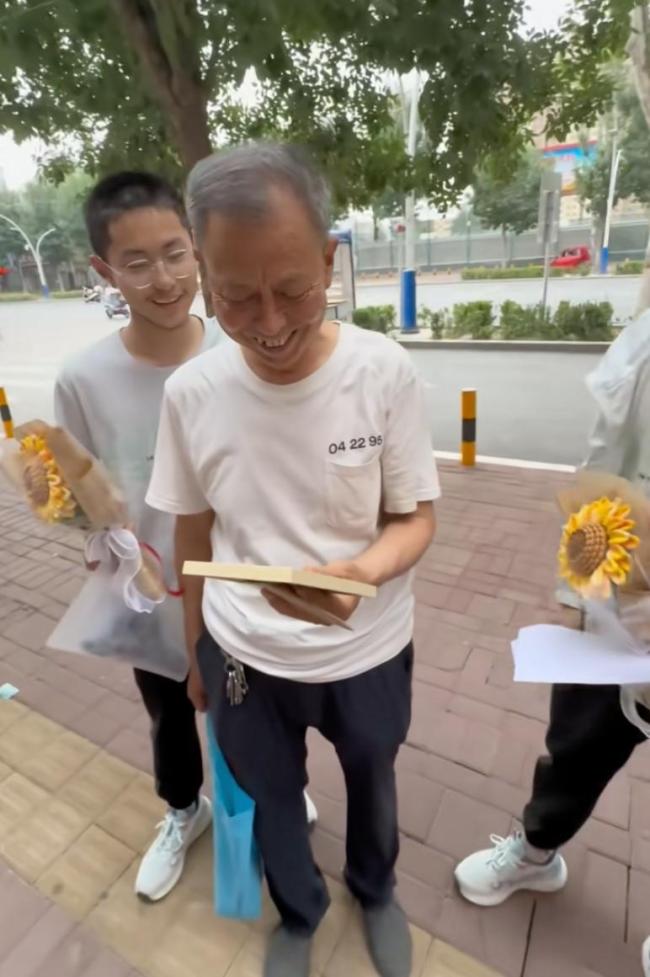 双胞胎男生走出考场朝老人磕头 感恩养育之恩