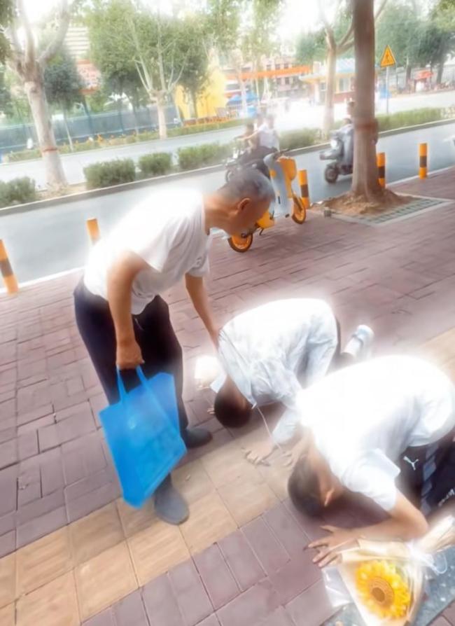 双胞胎男生走出考场朝老人磕头 感恩养育之恩